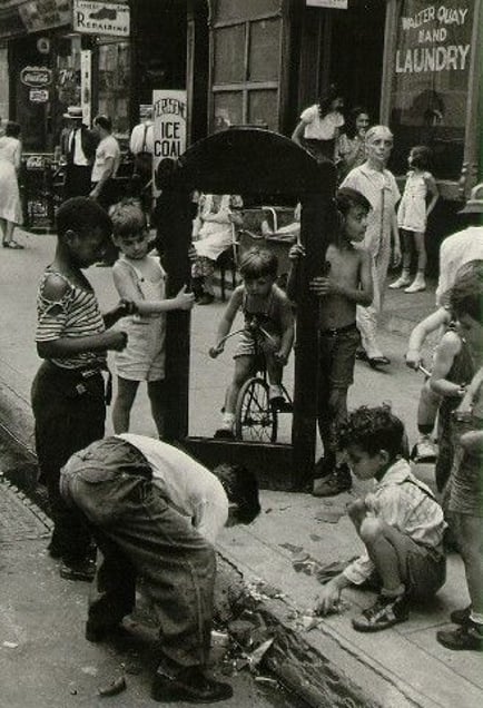 New York, circa 1939, © Helen Levitt. Courtesy Laurence Miller Gallery and/or powerHouse Books.