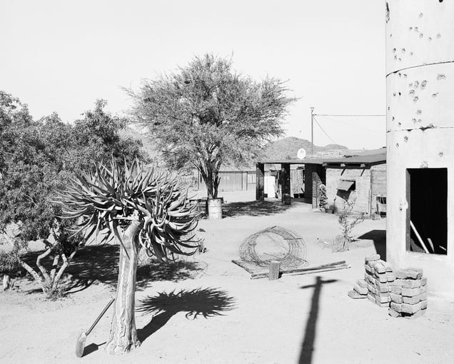 Military watchtower in a domestic garden, Riemvasmaak, 2013 © Jo Ratcliffe, courtesy of Huis Marseille