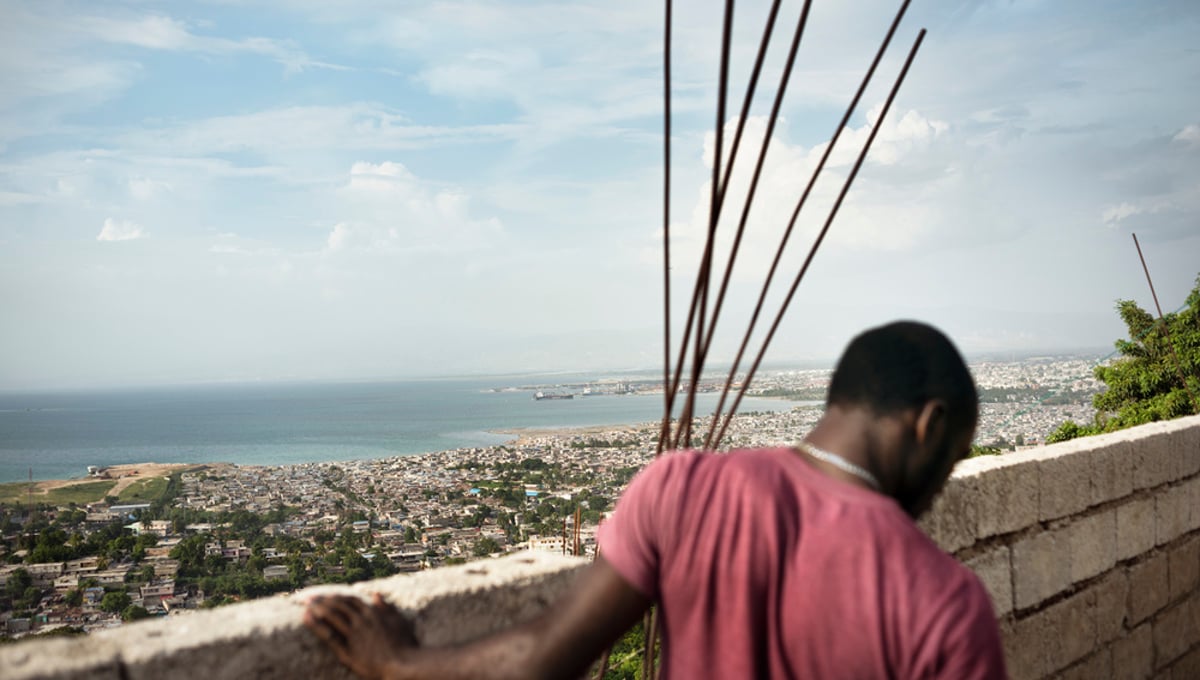 A view over Port au Prince. The extreme vulnerability of the country to natural disasters has triggered internal migration waves from rural to urban areas. Port-au-Prince, half of whose residents were not born there, is the main destination for the thousands of environmental migrants moving around the country each year. Haiti, Port au Prince. 2015.