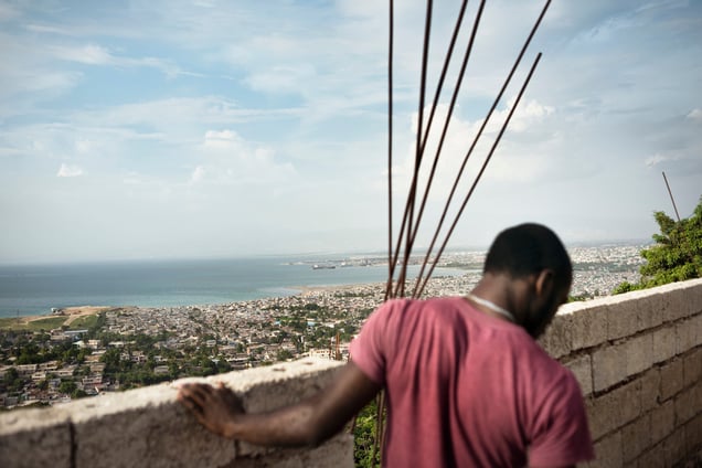 A view over Port au Prince. The extreme vulnerability of the country to natural disasters has triggered internal migration waves from rural to urban areas. Port-au-Prince, half of whose residents were not born there, is the main destination for the thousands of environmental migrants moving around the country each year. Haiti, Port au Prince. 2015.