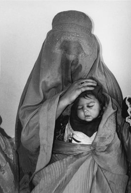 Afghanistan. Hospital of Kabul. 1997. From the book "War Photographer: Between Shadow and Light" © Christine Spengler