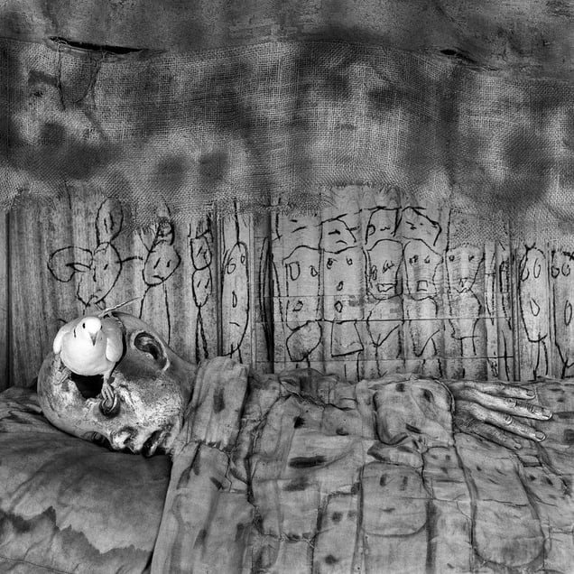 Deathbed. From the series "Asylum of the Birds" © Roger Ballen