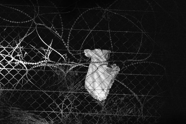 1st prize People in the News Singles © Yonathan Weitzman, Israel Dress of an African girl caught in the Israel/Egypt border fence, 20 August.