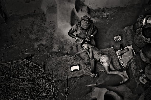 A mother rests with her daughter. Kashipur, Satkhira. © Munem Wasif/VU'