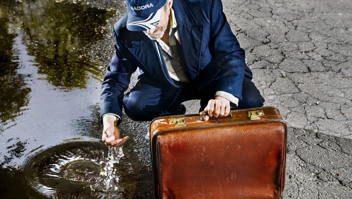 Veteran cleaning his suitcase in front of the military hospital