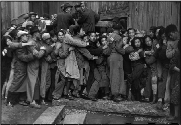 Crowd waiting outside a bank to purchase gold during the last days of the Kuomintang, Shanghai, China, December 1948 © Henri Cartier-Bresson/Magnum Photos, courtesy Fondation Henri Cartier-Bresson