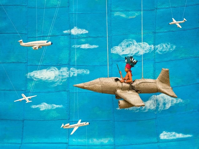 © Patrick Willocq - Walé Asongwaka takes off. « Ensansa : Avìo êkînó bèndélé, walé áyôlí ndé bókòma, w’ilàka ».Song: plane your white, Walé goes on hanging, from the fence.