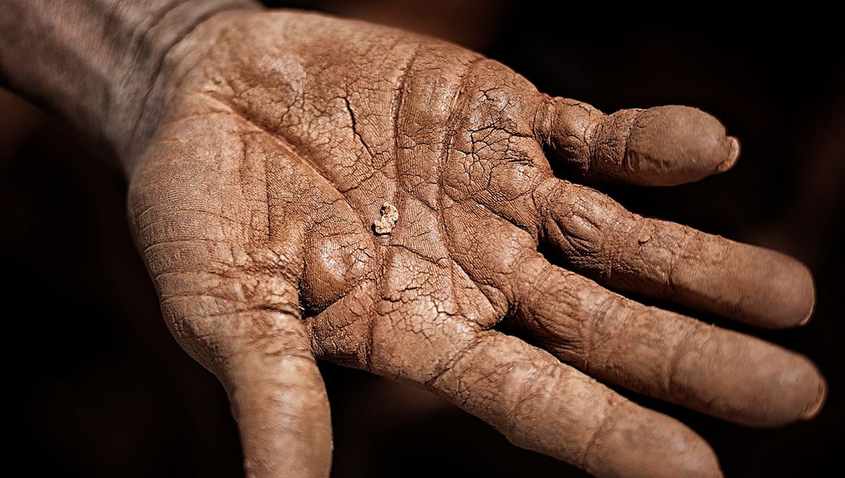Sulayman (51) at his mine near Gangaol shows off a piece of gold that he will try to sell to a local dealer from Bani. "It is the time for holidays" he says "so, I'll buy my self a new shirt to look good for 'Fete de Ramadan'." © Matjaz Krivic