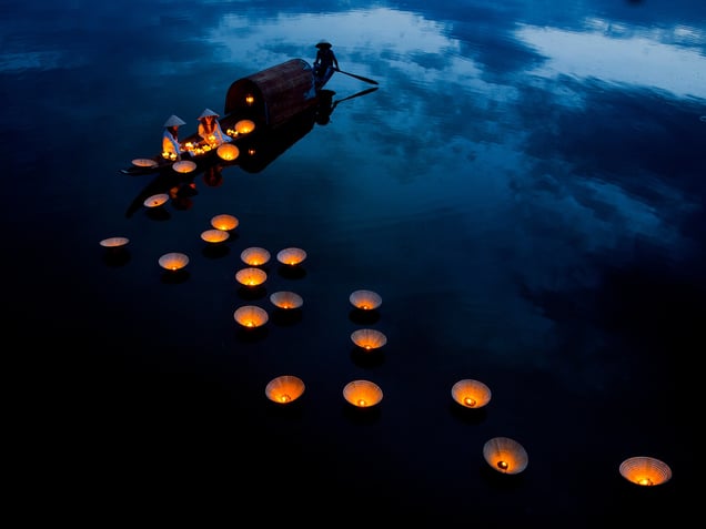 I go annually on holidays to Vu Lan. Here, people are signalling to their parents and to do so, they release candles on the river, on their way to the tempe.