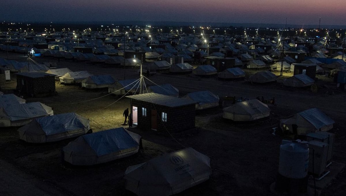 22/01/2015 -- Kirkuk, Iraq -- A view of Laylan IDP camp at night. Laylan camp is 20 KM south of Kirkuk. UNHCR and the municipality of Kirkuk built the camp with around 1500 tents. Around 8450 people live in the camp.