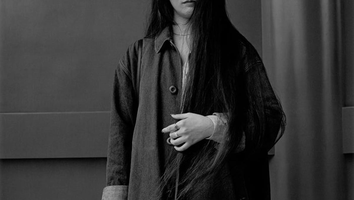A clerk who was letting her hair grow long, 1987 © Hiroh Kikai
