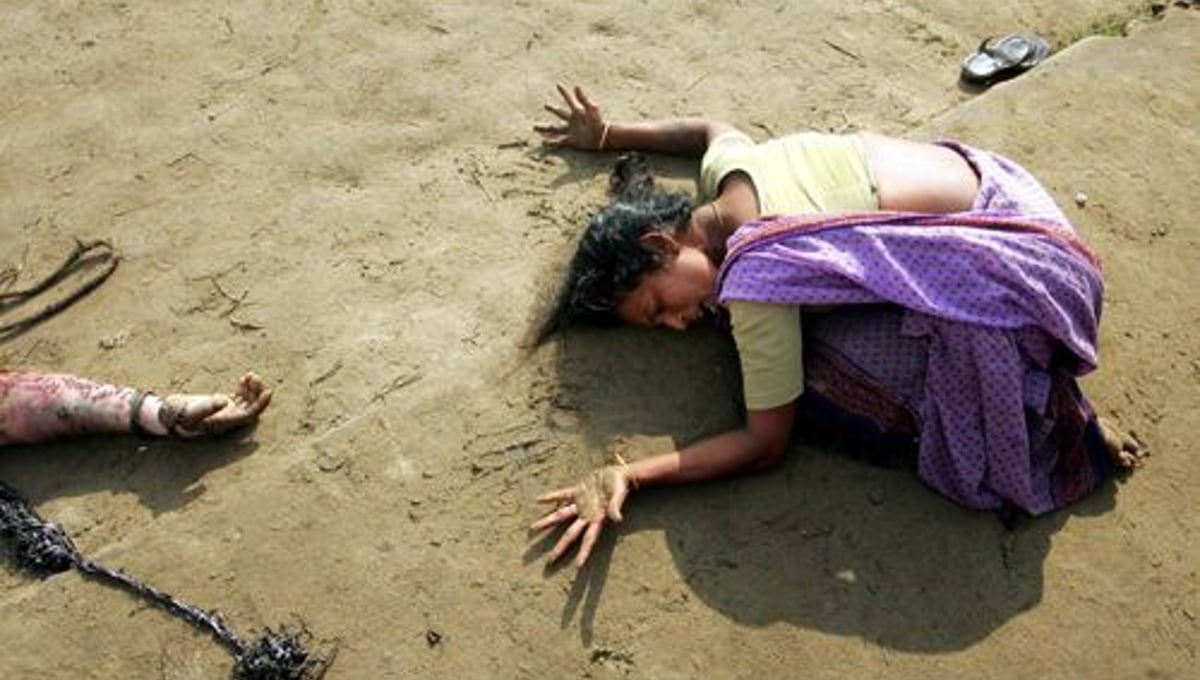 World Press Photo of the Year 2004 © Arko Datta, India, Reuters, Mourning a tsunami victim, Tamil Nadu, India, 28 December. A woman mourns a relative killed in the tsunami, at Cuddalore in Tamil Nadu, India. On December 26 a massive earthquake off the coast of Sumatra, Indonesia, triggered a series of deadly waves that traveled around the Indian Ocean.