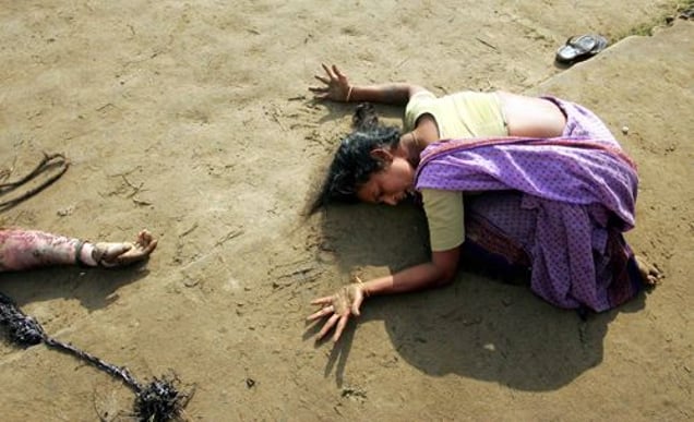 World Press Photo of the Year 2004 © Arko Datta, India, Reuters, Mourning a tsunami victim, Tamil Nadu, India, 28 December. A woman mourns a relative killed in the tsunami, at Cuddalore in Tamil Nadu, India. On December 26 a massive earthquake off the coast of Sumatra, Indonesia, triggered a series of deadly waves that traveled around the Indian Ocean.