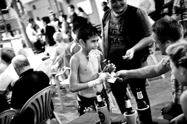After the boxing match the winner goes around and collects money from tourists. But he is not allowed to keep the money, most of it takes the coach. © Sandra Hoyn
