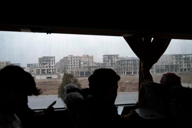 M5 / Bus / Syrie 
Sur tout le long de la route toujours la même vision de bâtiments éventré par la guerre.