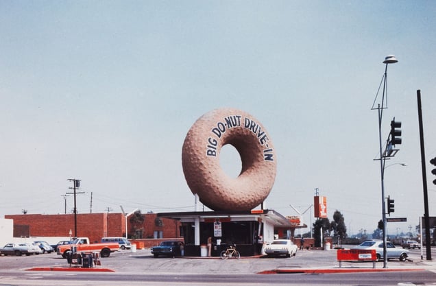 Big Donut Drive-in, Los Angeles, um 1970. Courtesy of the artists and Venturi, Scott Brown and Associates, Inc., Philadelphia.