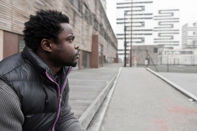 Fabrice is looking at youth playing football on the ground of the estate. He arrived in France three years ago, he said he felt fine in the neighborhood. "People are much less racist here than in Italy," where he lived a few years after he left Africa. © Hugo Aymar