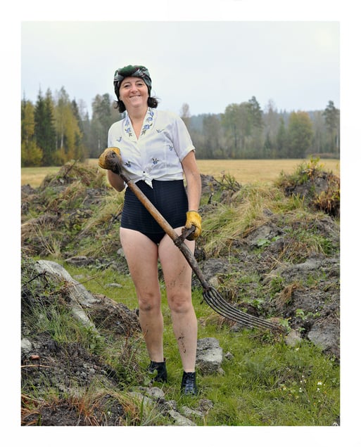 FIG.  04287KEL (TM)                               G. A. Serlachius Oy’s workers at Loukkusuo peat bog. One Woman.  Year: 1943 (2015).                      Location: Mänttä
