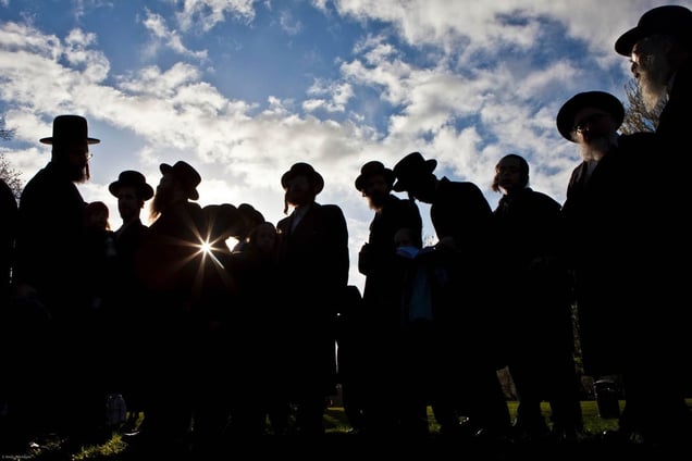 Hundreds of Orthodox Jews gathered today (8th of April 2009) in Springfield park, Stamford Hill, to celebrate the festival of Birkat Hachama (blessing of the sun).  It is a Jewish blessing that is recited in appreciation of the Sun once every twenty-eight years, when the vernal equinox as calculated by tradition falls on a Tuesday at sundown.