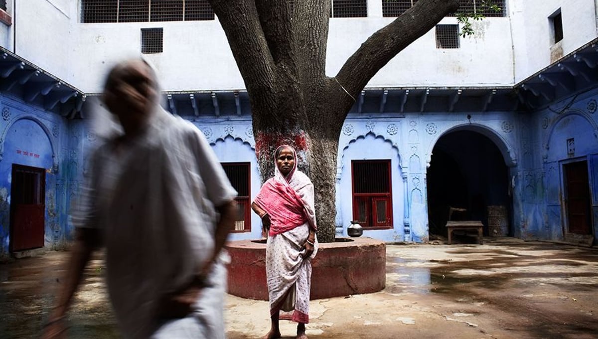 Vrindavan, India, 2009 - An abandoned married woman and a widow in a government shelter for destitute ladies in Vrindavan. Married women are recognizable from the red saree, widows wear white vests, the symbol of their mourning.
© Massimiliano Clausi/POSSE Photographers