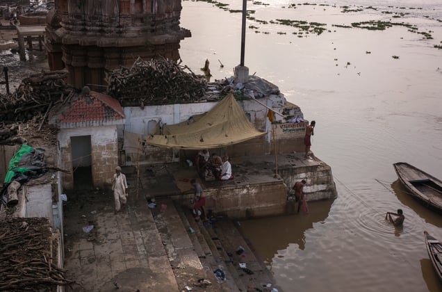Everyday life goes on  in Manikarnika while meters away a last farewell takes place to those who have departed this world