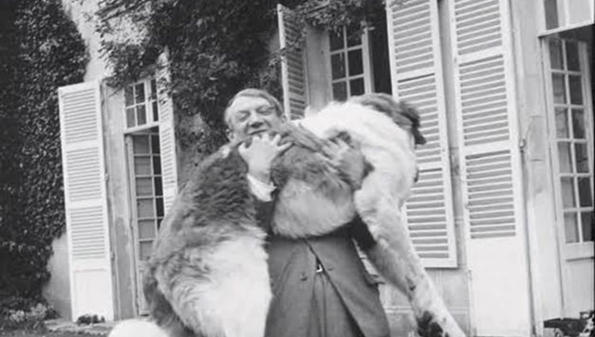 Picasso with Bob (the Great Pyrenées) Château de Boisgeloup, France, 1932 © Photographer Unknown, Fundación Almine y Bernard Ruiz-Picasso para el Arte (FABA). Courtesy Archives Olga Ruiz-Picasso and Gagosian Gallery.