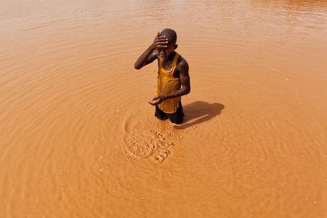Abdul (14) is one of hundreds of children working at the Djuga mines. In the rainy season there is water to wash off the dust after a long day. In the dry season, the water is gone. © Matjaz Krivic