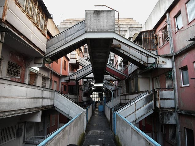 La Vela Rossa (The Red Sail), main corridor, 11th floor, Scampia, Naples.
© Valerio Spada.