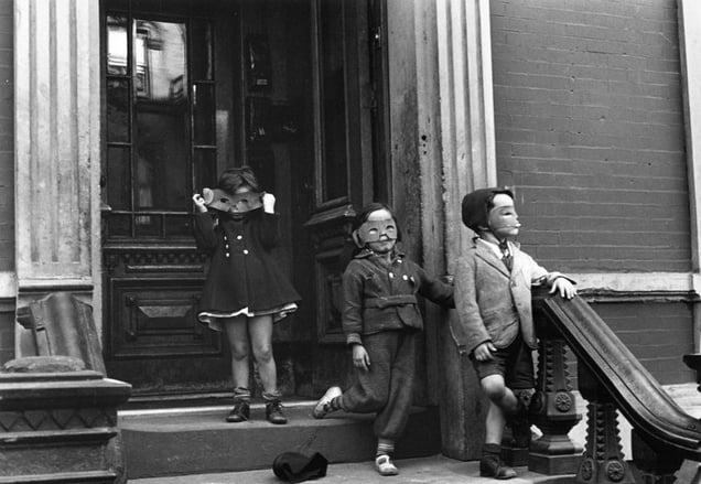 New York, circa 1940, © Helen Levitt. Courtesy Laurence Miller Gallery and/or powerHouse Books.