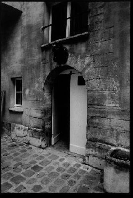 Courtyard, 12, rue Chapon, 1998,  © Christopher Rauschenberg.