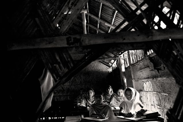 School attendance is reduced by the daily need to help mothers collect drinking water. Sawkat nogor, Satkhira. © Munem Wasif/VU'