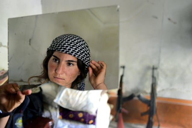 Berivan (18), a member of the brigade of female Yazidi fighters of Sinjar (YPS). She joined, without asking her parents’ permission, after the ISIS offensive on her village, and is now fighting on the frontline in the city of Sinjar, Iraq, May 13, 2015. © Alfred Yaghobzadeh for Paris Match