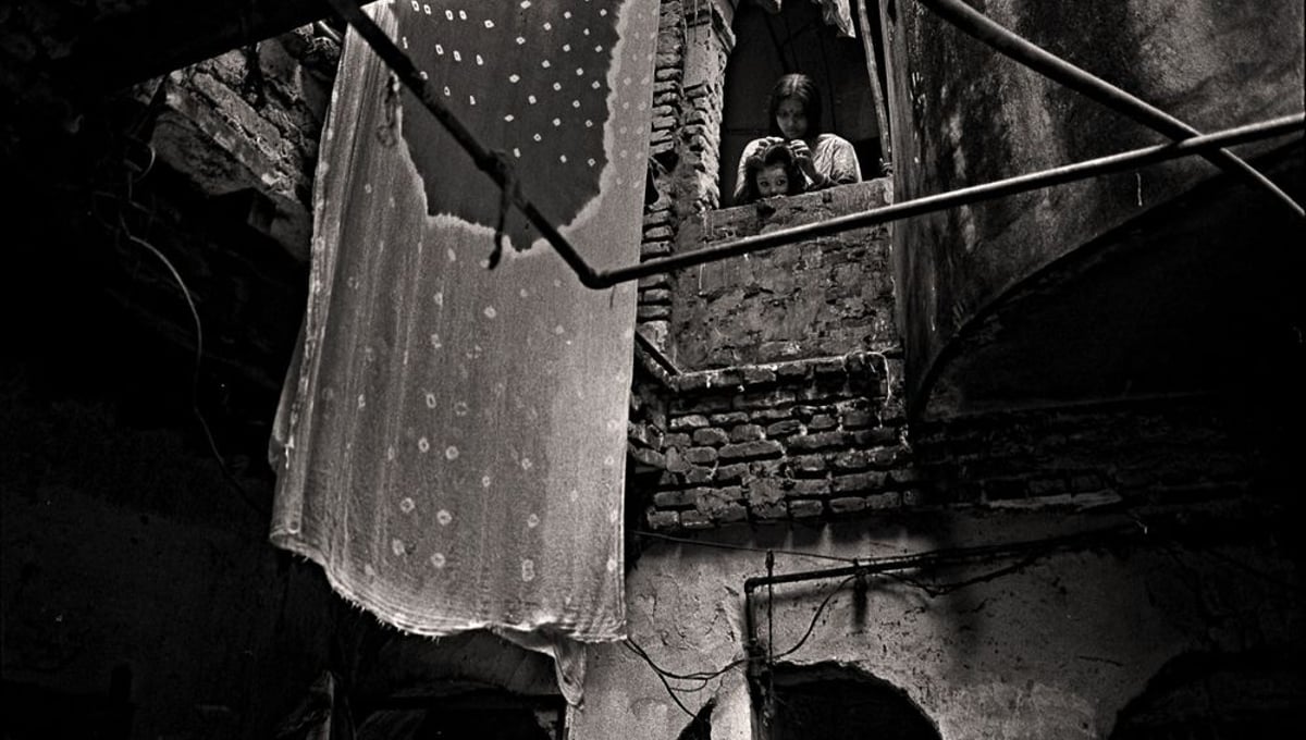 Bashona Dutt cleaning lice from daughter Joya’s hair. Pannitola, 2004. © Munem Wasif